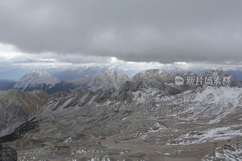 从Zugspitze到Weisbes Tal的山脉